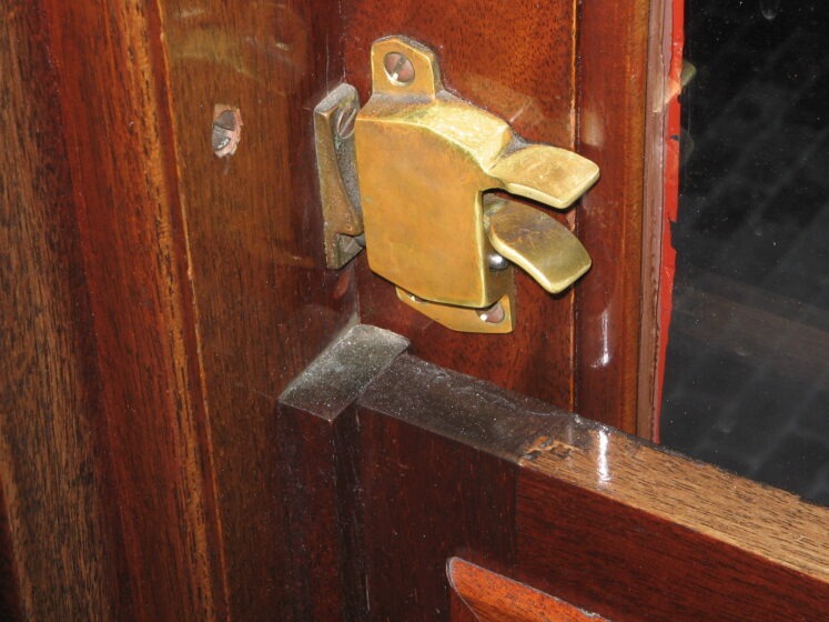 imgi_3_window-latch-6-747x560